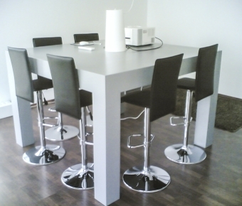 monolit tárgyaló asztal, illesztésmentes fából, székekkel.